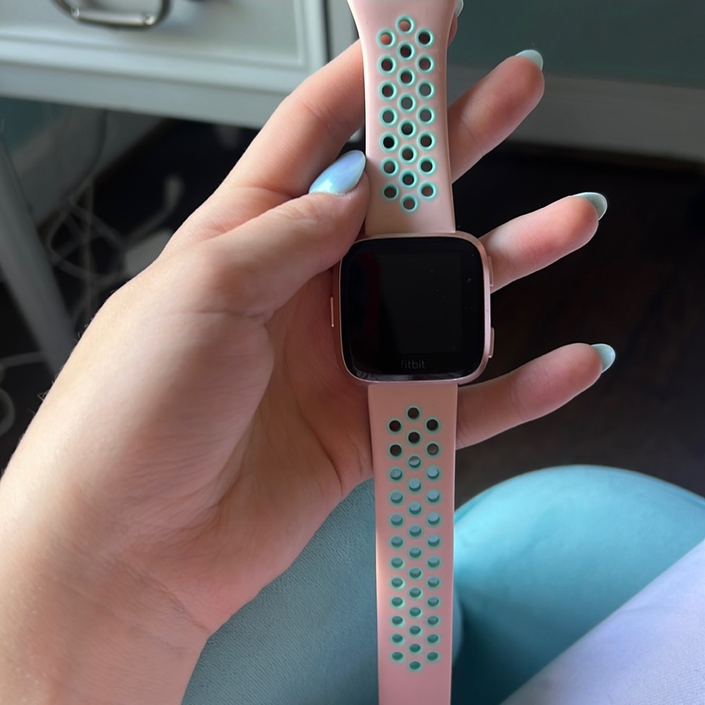 Fitbit Versa charger included